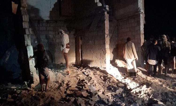 تفجير اسطوانة غاز بذمار ينسف منزل من 3 طوابق ومقتل وجرح من فيه (صور)