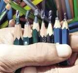بأنامل سحرية .. فنان مصري ينحت على سنون أقلام الرصاص