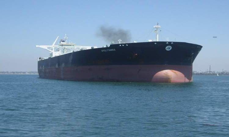 سفينة يونانية تفرغ حمولتها من النفط اليمني المنهوب بميناء تايلاندي