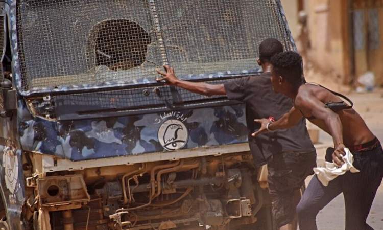 إصابة 225 عنصرا أمنيا سودانيا باشتباكات مع المتظاهرين