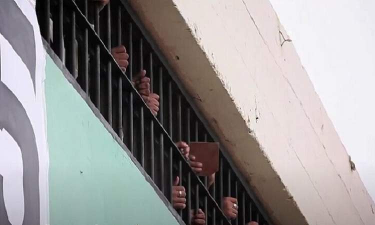 مصرع 6 من أفراد عصابة في حادثة غامضة في سجن بالبيرو