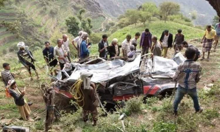 وفاة 11 شخص بانقلاب سيارة من شاهق جبل بذمار