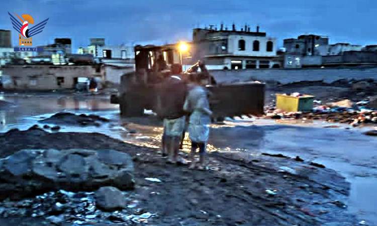 صنعاء: احياء منطقة حزيز تغرق في مياه الامطار