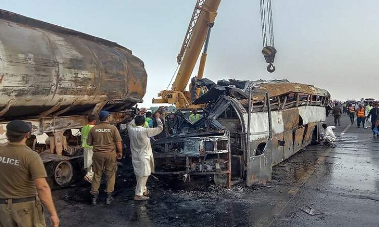 مصرع 20 شخصا حرقا داخل حافلة في باكستان