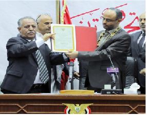 تقديراً لدوره الكبير في ترسيخ الوحدة اليمنية .. منح الرئيس المشاط وسام الوحدة من الدرجة الأولى
