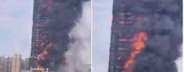شاهد حريق مروع في ناطحة سحاب صينية مكونة من 42 طابقا