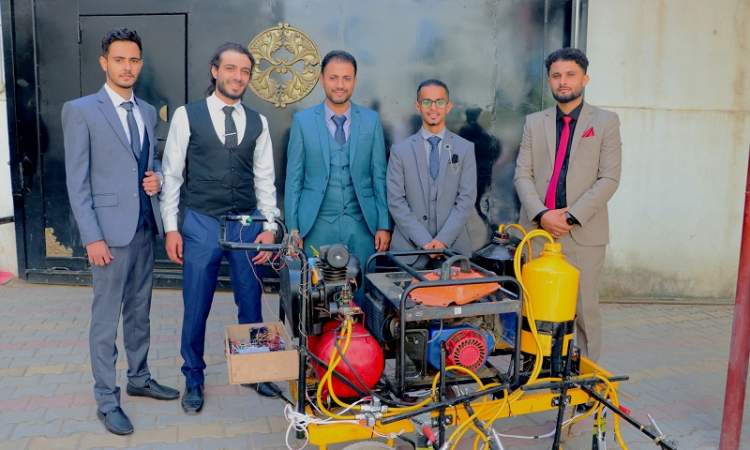 يمني يبتكر روبوت لطلاء وتنظيف الأرصفة