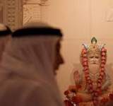 الاماراتيون يستبدلون ديانتهم بالهندوسية (فيديو)