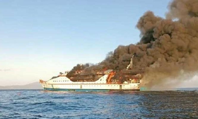 مقتل 14 شخصا باحتراق سفينة في اندونيسيا