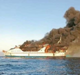 مقتل 14 شخصا باحتراق سفينة في اندونيسيا
