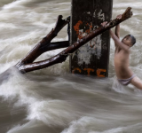 وفاة 45 شخصا وفقدان 18 آخرين بفيضانات ضربت الفلبين