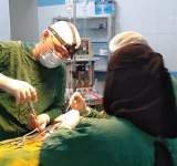 فريق طبي بالحديدة ينجح باجراء عملية تثبيت للعمود لشاب سقط من شاهق