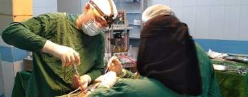 فريق طبي بالحديدة ينجح باجراء عملية تثبيت للعمود لشاب سقط من شاهق