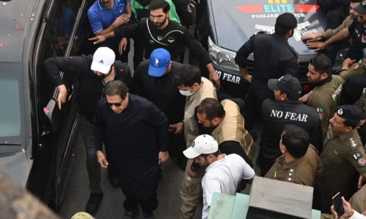 شاهد / لحظة الهجوم على رئيس وزراء باكستان عمران خان لاغتياله 