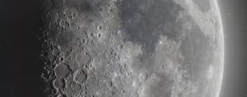 شاهد / صور حديثة جدا للقمر (فوهات وجبال بعرض 100 ميل)