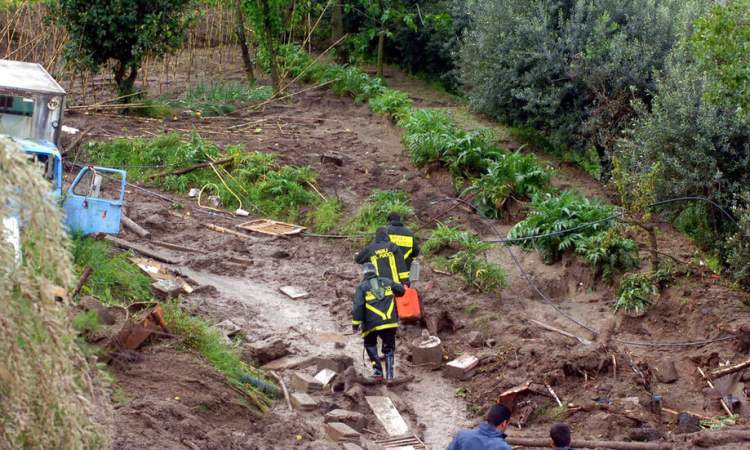 فقدان 4 أشخاص جراء انهيار أرضي في إيطاليا
