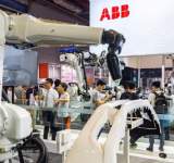 تشغيل أكبر مصنع للروبوتات في شانغهاي بالصين