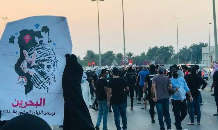 البحرينيون يخرجون رفضا لزيارة رئيس الكيان الصهيوني