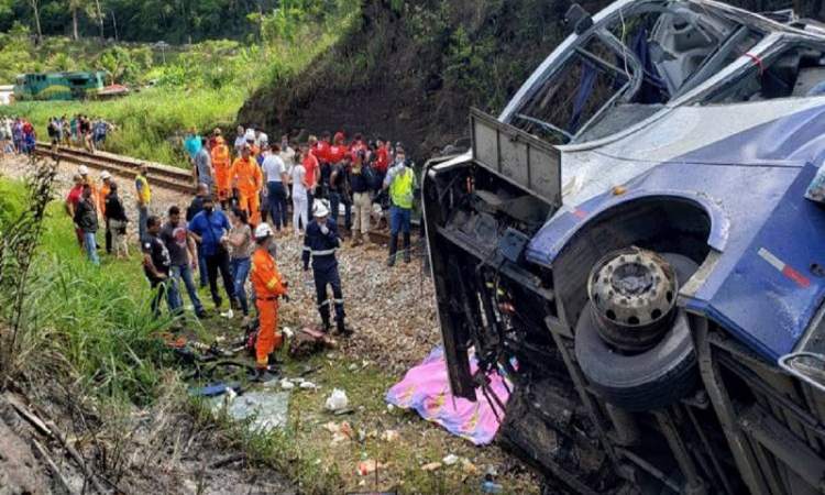 مصرع 7 واصابة اكثر من 50 شخصا بسقوط حافلة بإندونيسيا