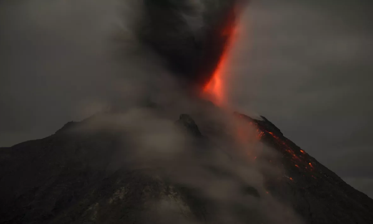 بركان جبل سيميرو الإندونيسي يثور 22 مرة في الساعات الماضية