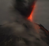 بركان جبل سيميرو الإندونيسي يثور 22 مرة في الساعات الماضية