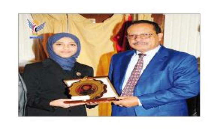 وزير الثقافة يُكّرم الطالبة اليمنية الفائزة بجائزة التميز الصينية