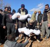 سوري يحفر بين الركام بحثاً عن ثلاثين فرداً من عائلته