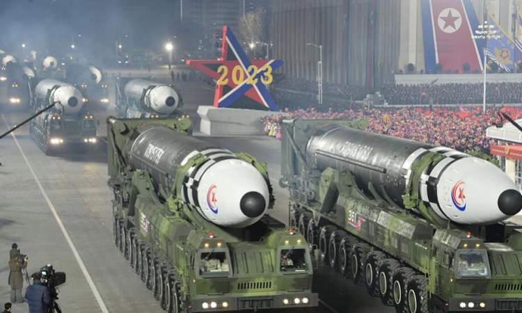 كوريا الشمالية تتحدى امريكا من خلال استعراض ضخم للصواريخ الباليستية