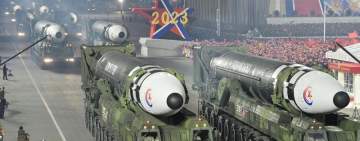 كوريا الشمالية تتحدى امريكا من خلال استعراض ضخم للصواريخ الباليستية