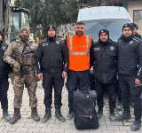 مواطن تركي يسلم الشرطة حقيبة بها 4 ملايين دولار عثر عليها تحت الأنقاض 