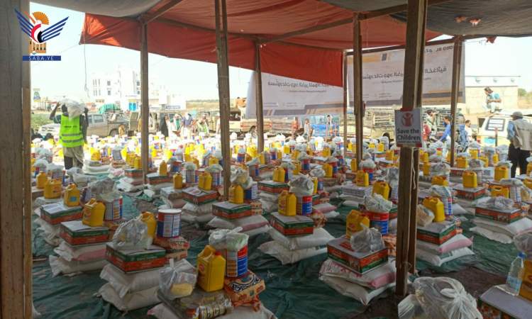توزيع 2000 سلة غذائية ومساعدات نقدية للأسر النازحة بالحديدة