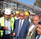 رئيس الوزراء يتفقد مصنع إسمنت عمران
