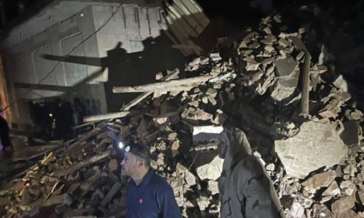 وفاة 5 أشخاص وإصابة آخر بانهيار منزل في العاصمة صنعاء 
