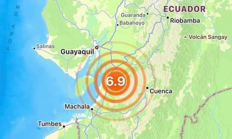 انهيار منازل وتسونامي اثر زلزال قوي ضرب الاكوادور