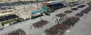 وزير الدفاع يحضر عرضا عسكريا مهيبا بذكرى يوم الصمود