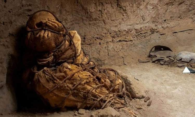 العثور على مومياء غامضة في قبر في بيرو