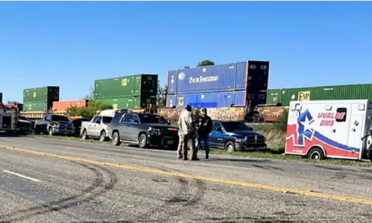 العثور على 13 مهاجرا وجثتين داخل قطار في تكساس