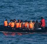 مصرع 55 مهاجرا غرق زورقهم قبالة ليبيا