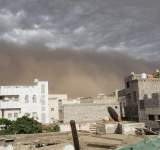 بمشهد غير مألوف: عاصفة ترابية شديدة تجتاح مدينة الحديدة (صور)