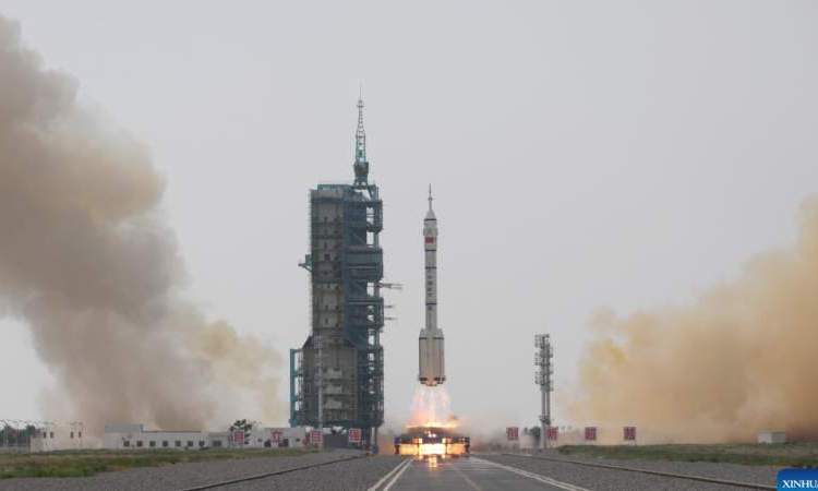 الصين تطلق سفينة الفضاء المأهولة "شنتشو-16"