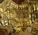 الامارات تسرق درع ذهبي لاحد ملوك اليمن