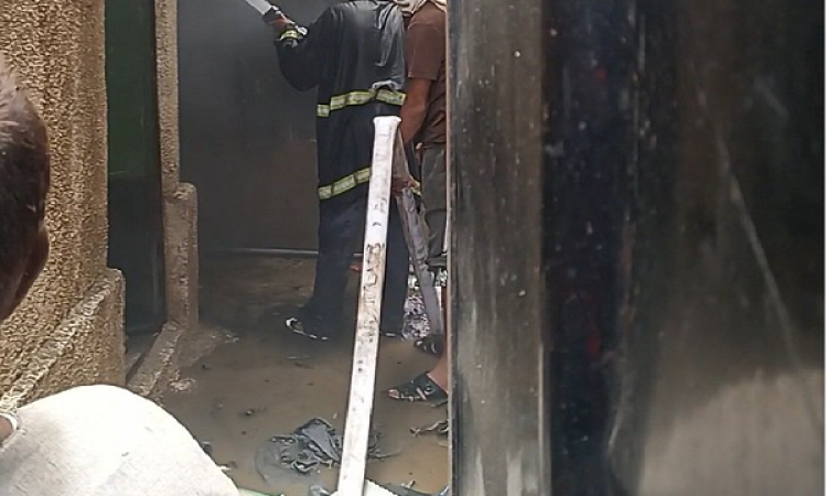 الدفاع المدني يخمد حريق في منزل بمديرية شعوب 