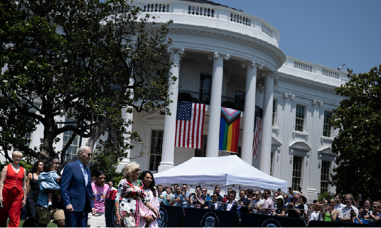 لماذا يصمت العرب والمسلمين على رفع علم المثليين على البيت الأبيض