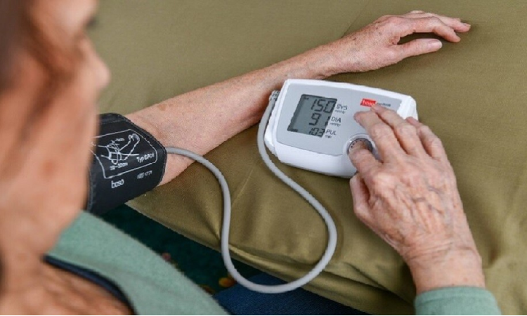كيفية الوقاية من تقلبات ضغط الدم في الطقس الحار