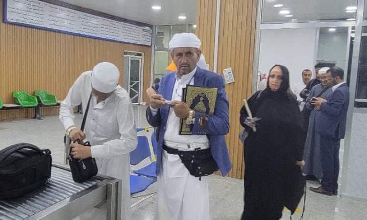 عودة 150 من حجاج بيت الله الحرام عبر مطار صنعاء