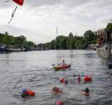 لاول مرة منذ قرن باريس تسمح بالسباحة في نهر السين 