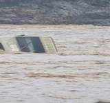 السيول في لحج تجرف سيارات المواطنين وتقطع الطريق العام