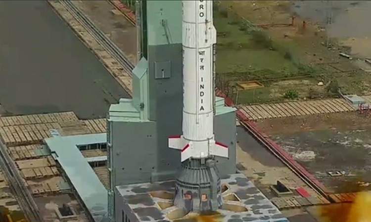الهند تطلق أول صاروخ في إطار مهمتها المدارية 