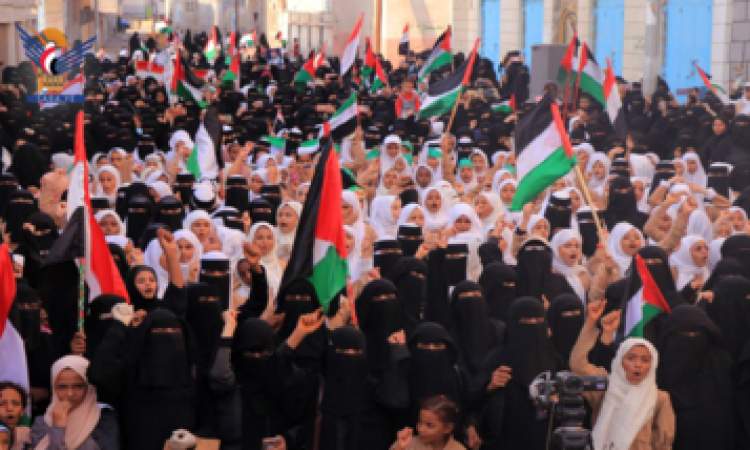 مسيرات ووقفات نسائية بالحديدة تضامنا مع الشعب الفلسطيني