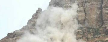 تواصل أعمال المرحلة الأولى لتفتيت الصخور الآيلة للسقوط بمدينة ثلاء
